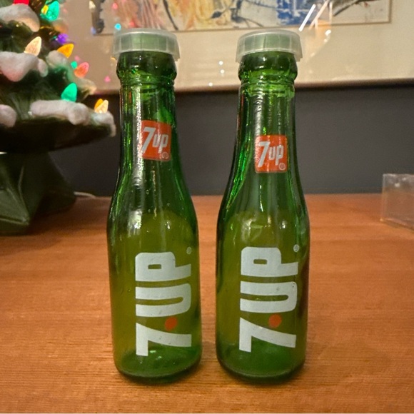 4” 7 UP Bottle Salt & Pepper Shakers Vintage Mcm Retro Collectibles - Picture 4 of 6